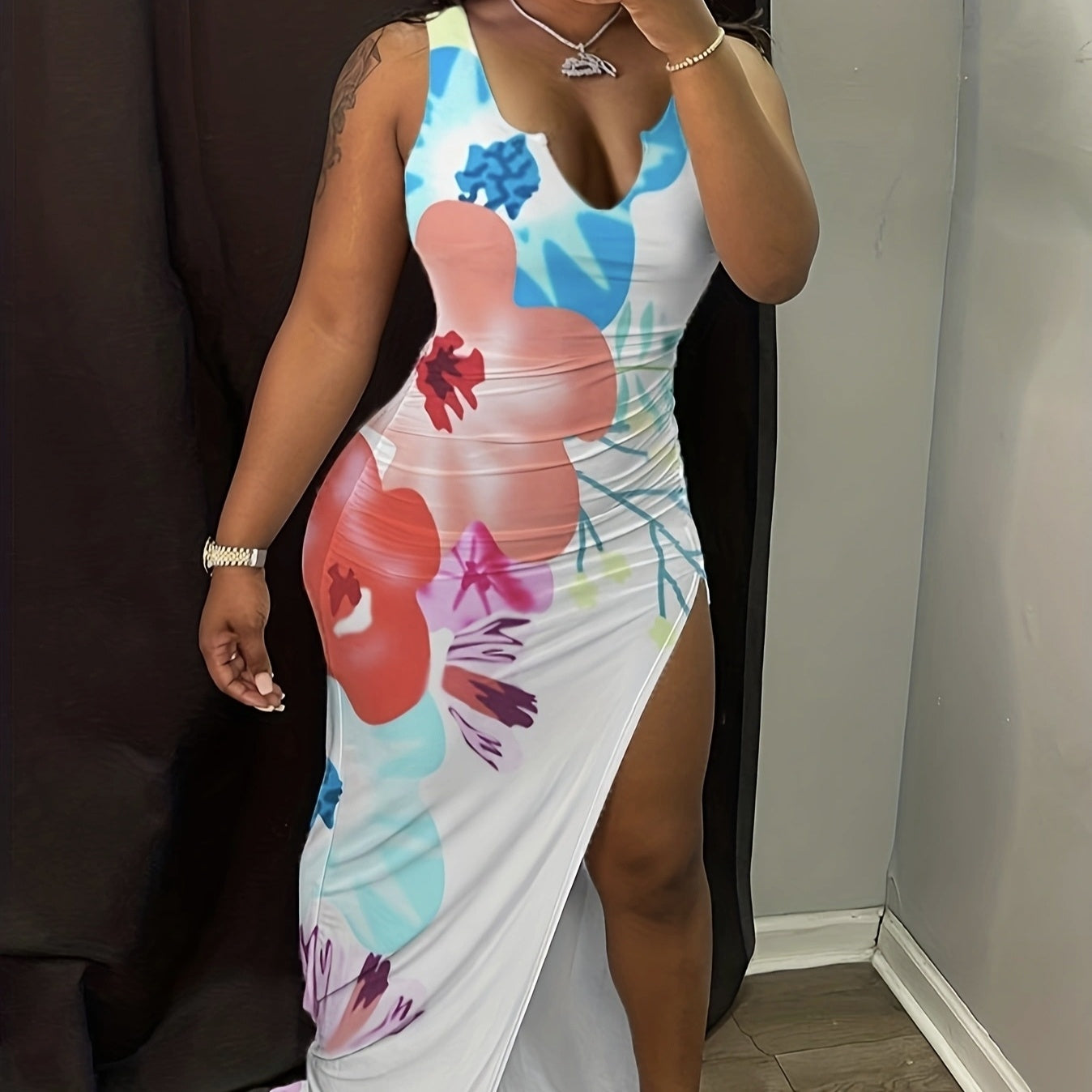 Ladies' V-neck Floral Print Thigh Slit Highlights Figure, Hip Hugging Long Dress