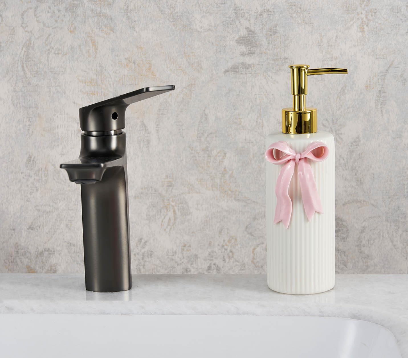Handmade Ceramic Bow Soap Pump Dispenser Hand Lotion Liquid Dispenser Refillable for Kitchen and Bathroom Decorative