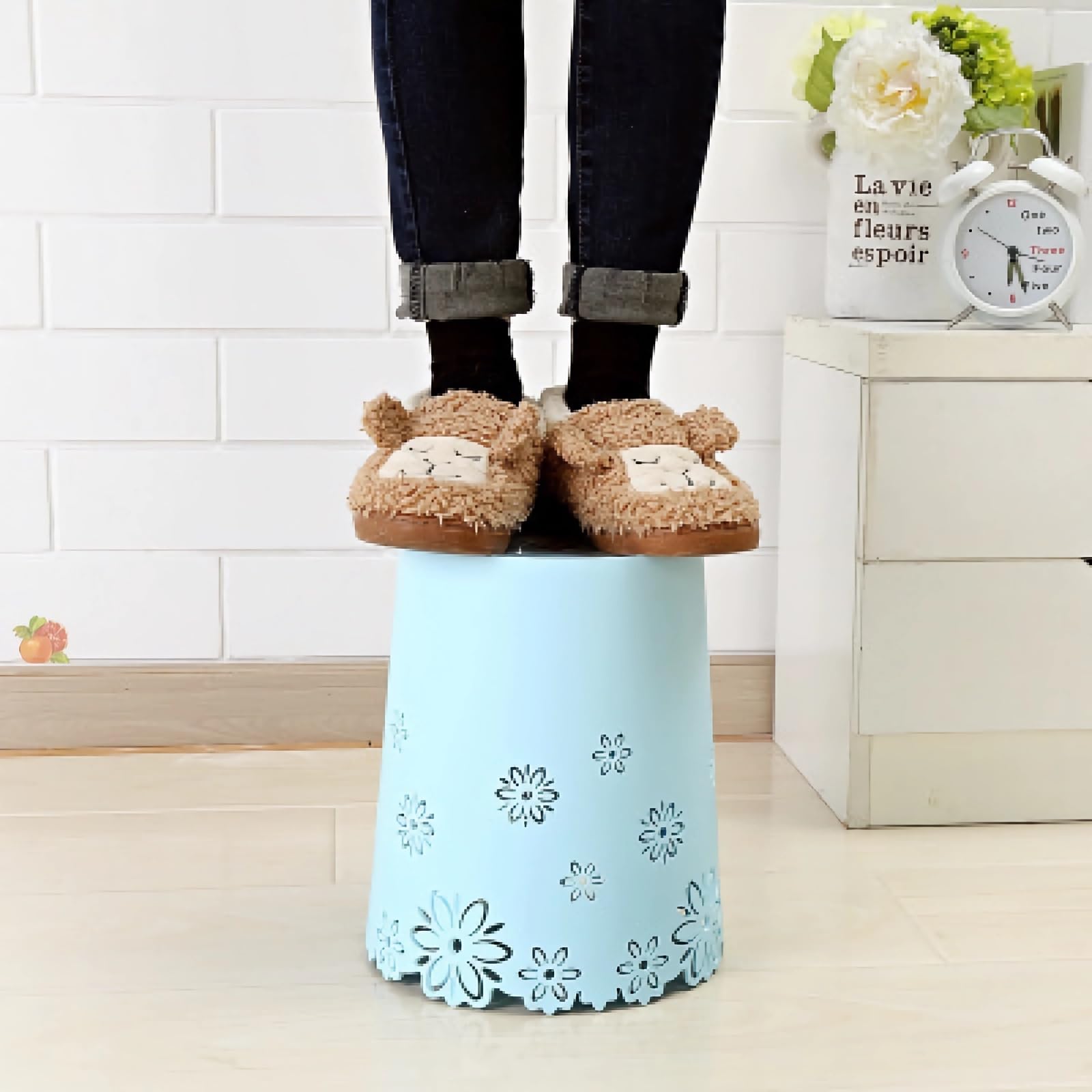 Mini Wastebasket Small Trashcan Room Decor Hollow Flower Shape Plastic Lidless Round Garbage Container Bin for Bathroom, Kitchen, Bedroom, Home Office, College Dormitory