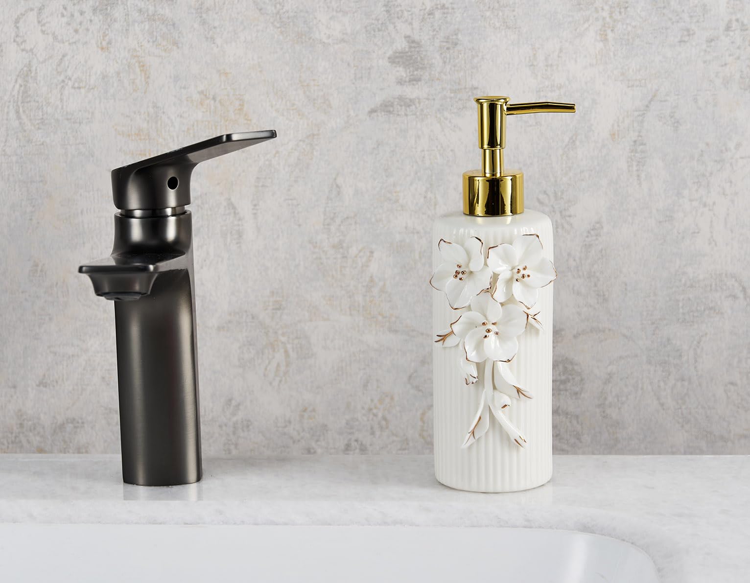 Handmade Ceramic Bow Soap Pump Dispenser Hand Lotion Liquid Dispenser Refillable for Kitchen and Bathroom Decorative