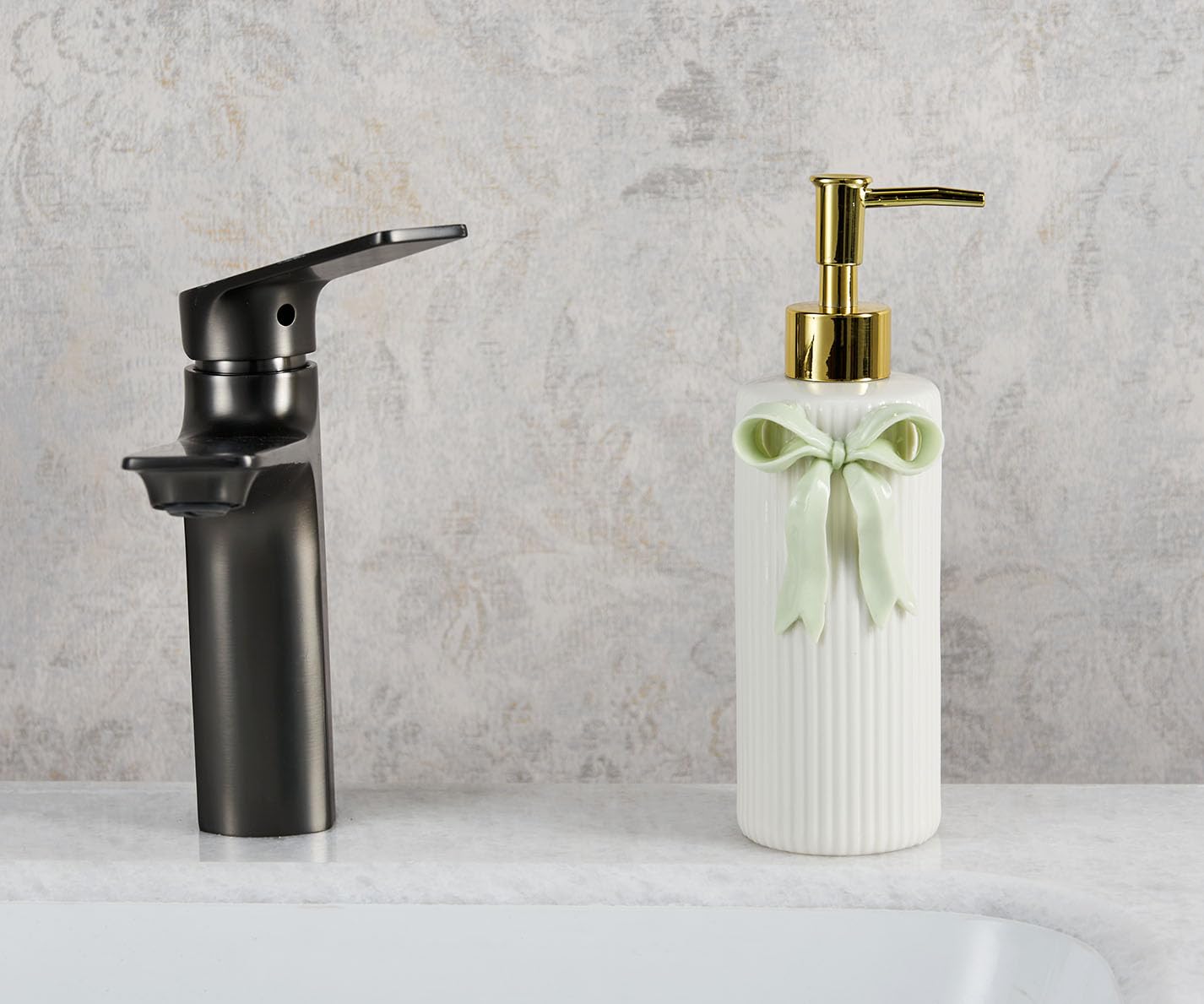 Handmade Ceramic Bow Soap Pump Dispenser Hand Lotion Liquid Dispenser Refillable for Kitchen and Bathroom Decorative