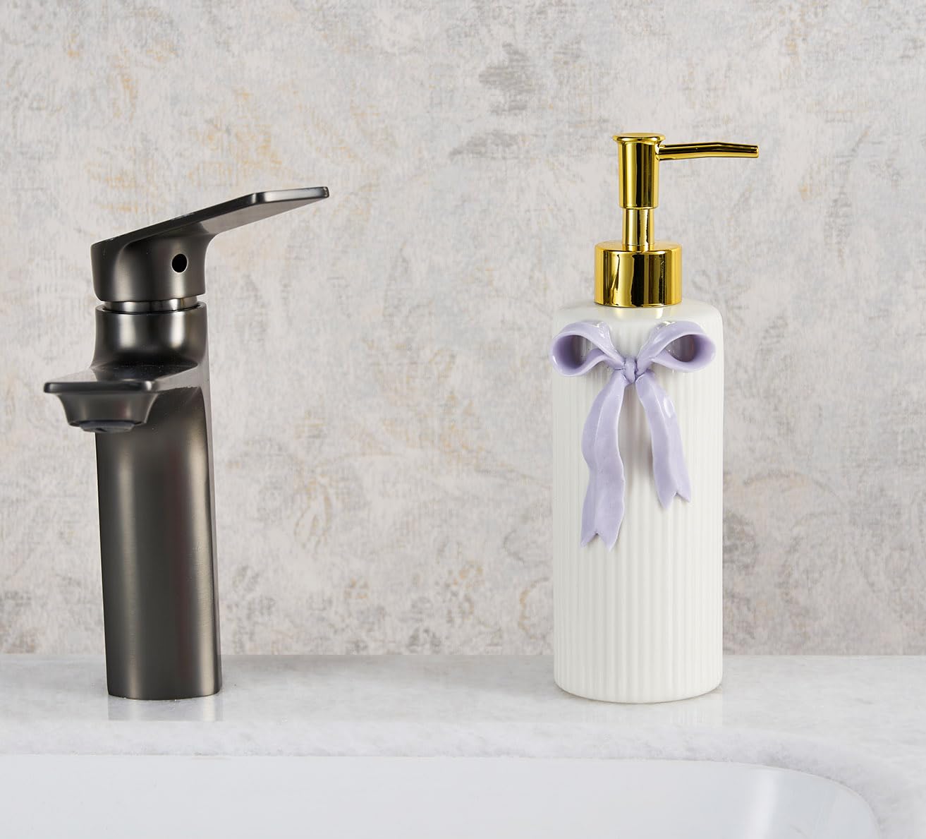 Handmade Ceramic Bow Soap Pump Dispenser Hand Lotion Liquid Dispenser Refillable for Kitchen and Bathroom Decorative