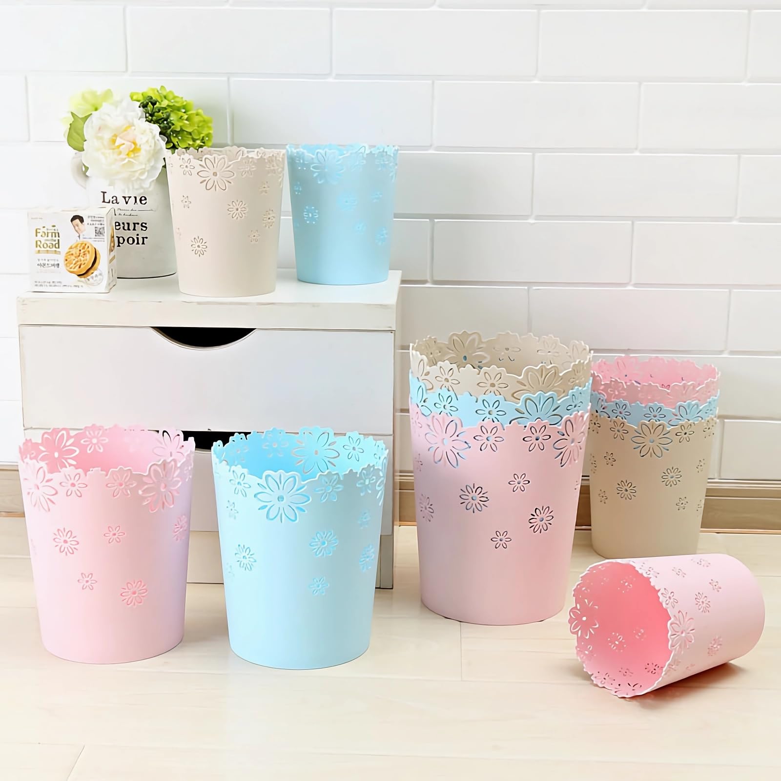 Mini Wastebasket Small Trashcan Room Decor Hollow Flower Shape Plastic Lidless Round Garbage Container Bin for Bathroom, Kitchen, Bedroom, Home Office, College Dormitory