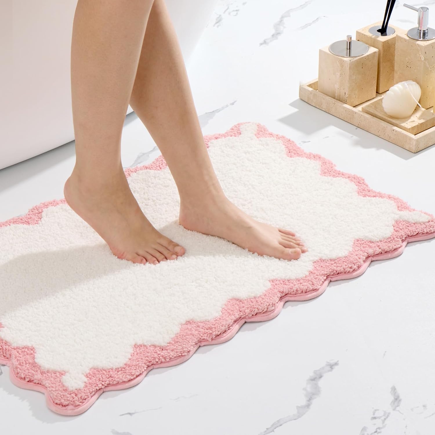 Cute Scalloped Bath Mat, Fun Plush Microfiber Scallop Bathroom Rugs Non Slip Washable Quick Dry Absorbent