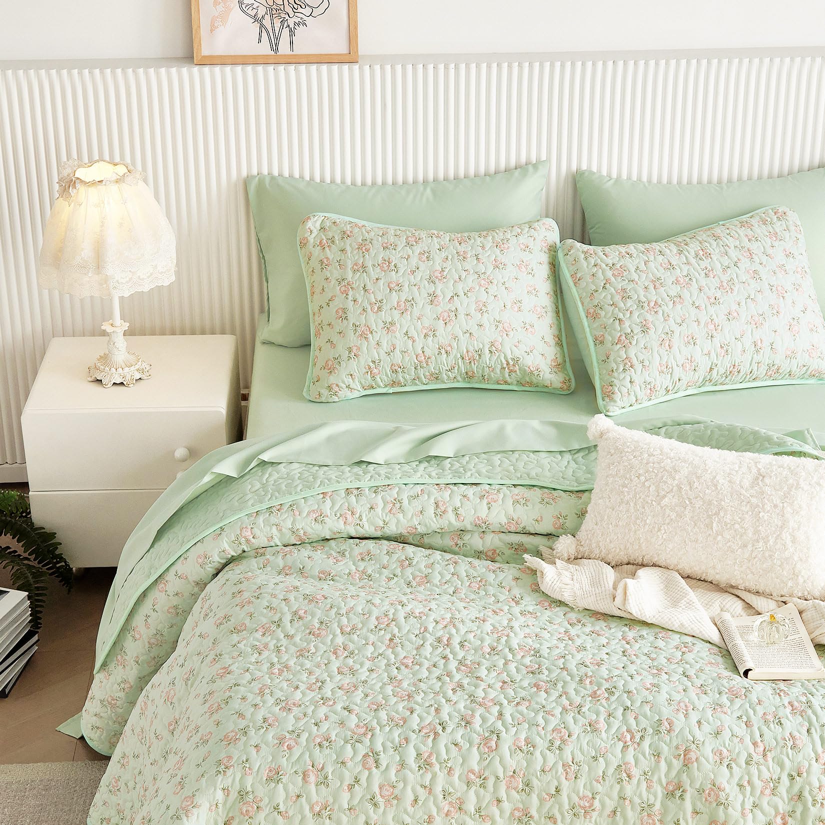 Floral Quilt Set, Coquette Cottagecore Shabby Chic Flower Pattern, Reversible Lightweight Bedspread Coverlet, 3 Pieces