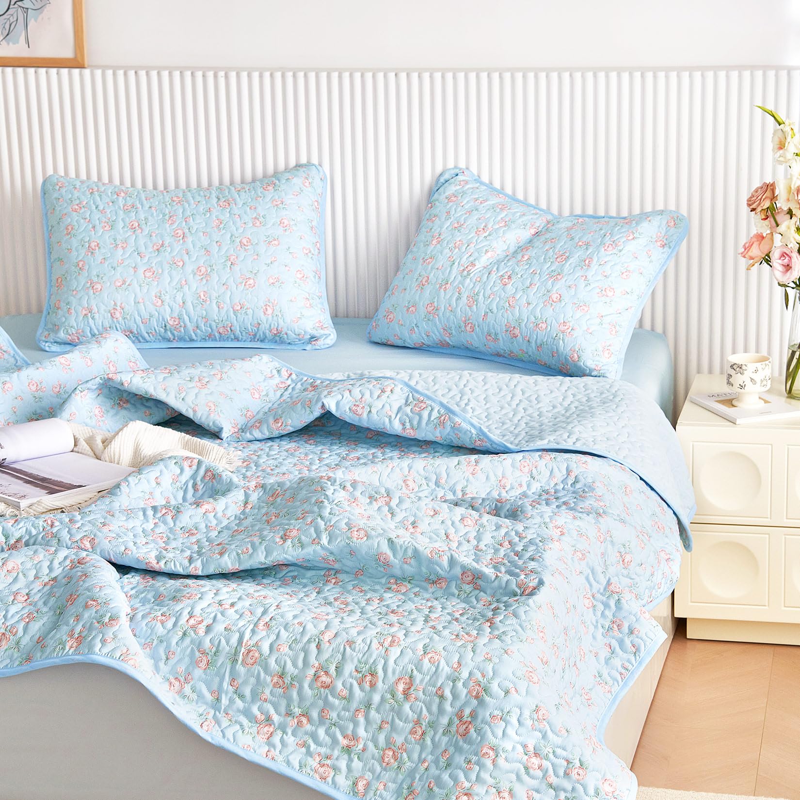 Floral Quilt Set, Coquette Cottagecore Shabby Chic Flower Pattern, Reversible Lightweight Bedspread Coverlet, 3 Pieces