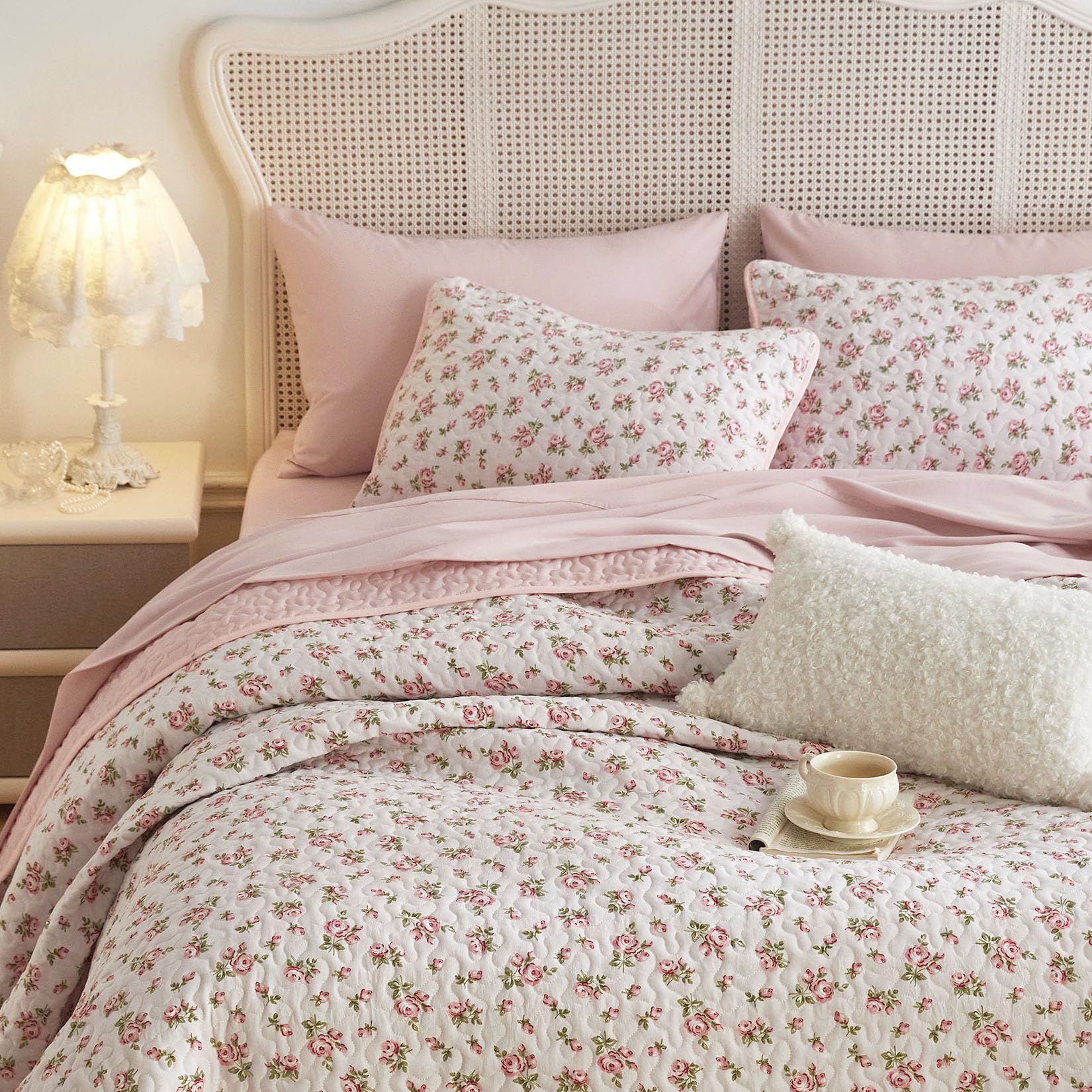 Floral Quilt Set, Coquette Cottagecore Shabby Chic Flower Pattern, Reversible Lightweight Bedspread Coverlet, 3 Pieces