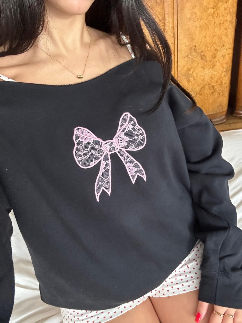 Women Y2k Off Shoulder Sweatshirt Long Sleeve Bow Print Pullover Top Vintage Graphic Sweatshirt
