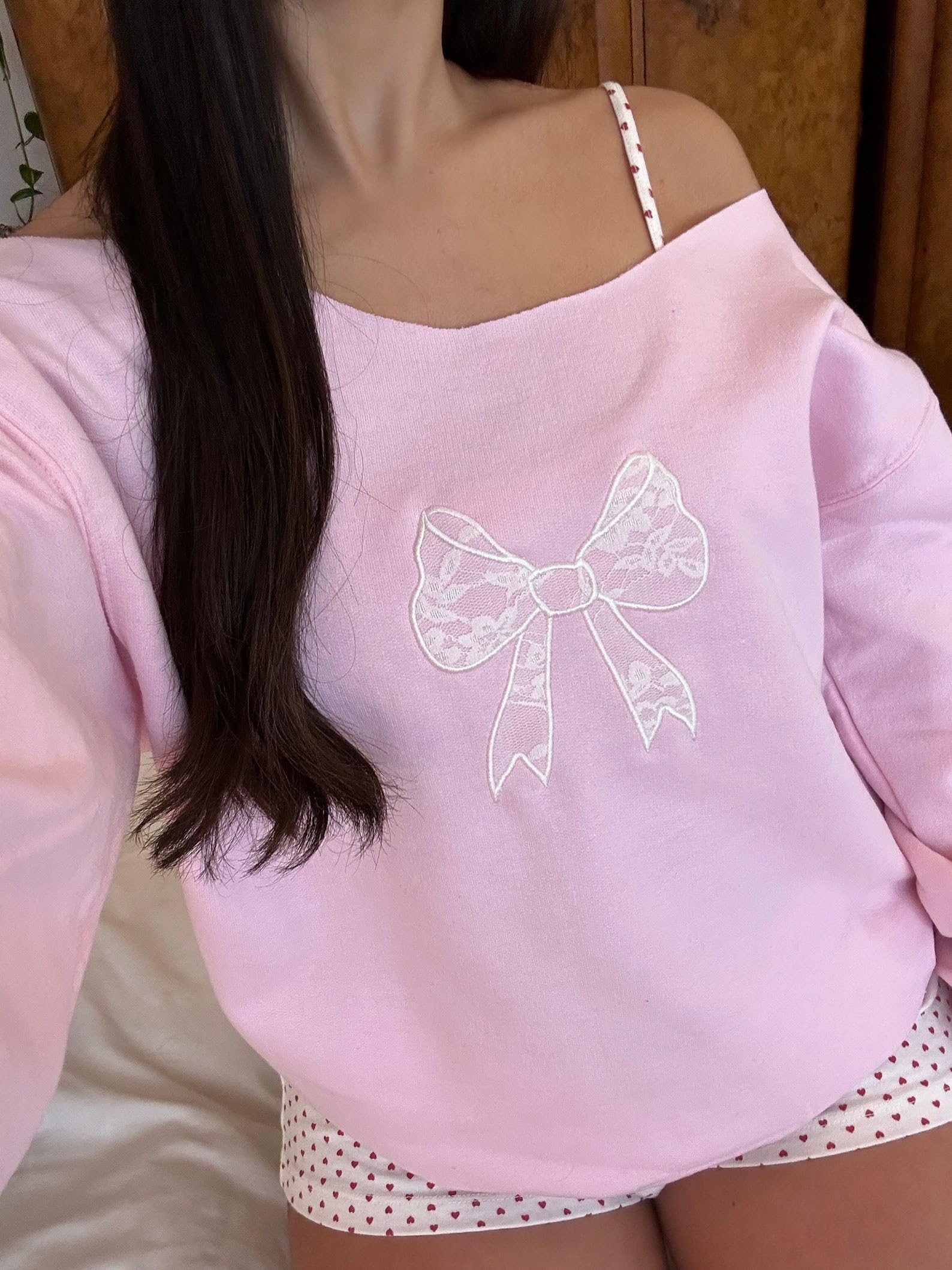 Women Y2k Off Shoulder Sweatshirt Long Sleeve Bow Print Pullover Top Vintage Graphic Sweatshirt