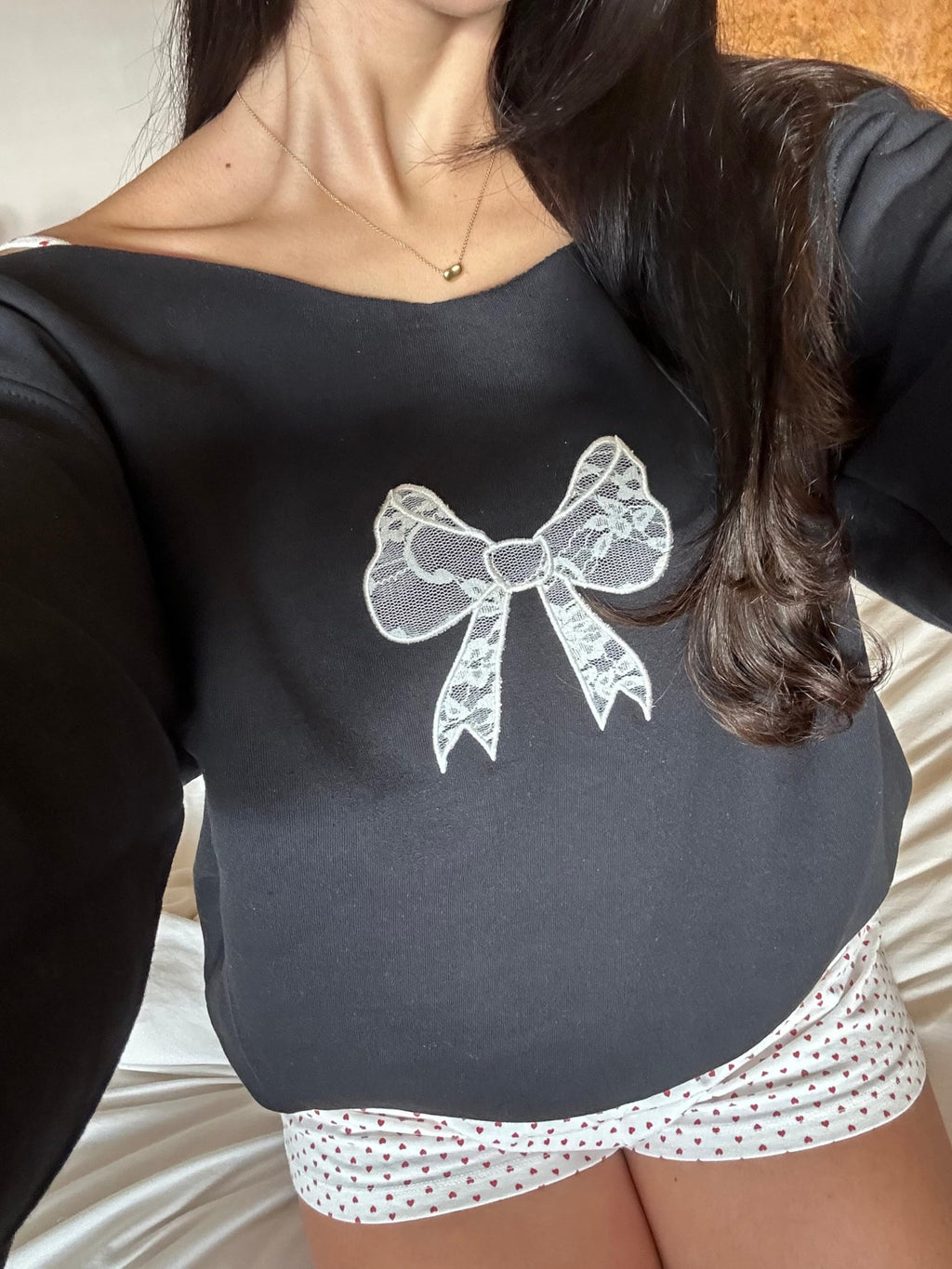 Women Y2k Off Shoulder Sweatshirt Long Sleeve Bow Print Pullover Top Vintage Graphic Sweatshirt