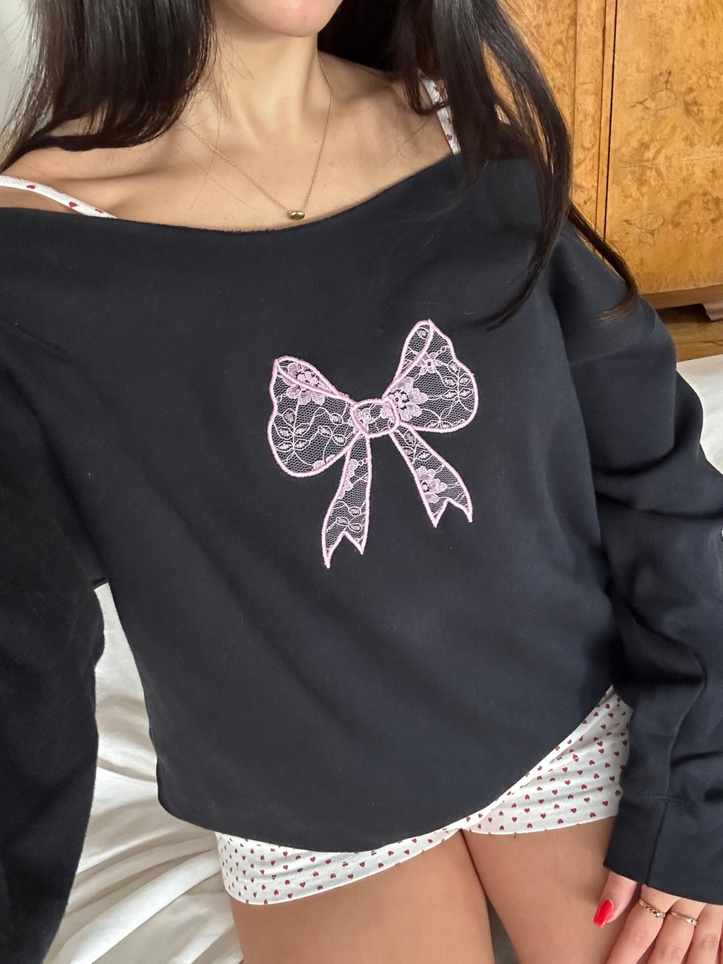 Women Y2k Off Shoulder Sweatshirt Long Sleeve Bow Print Pullover Top Vintage Graphic Sweatshirt