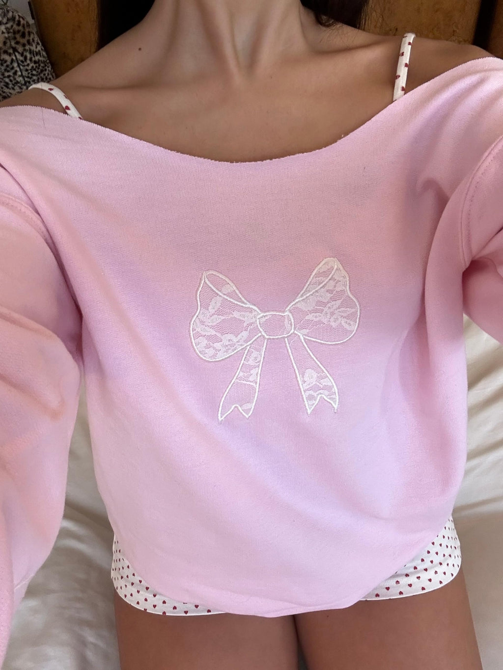 Women Y2k Off Shoulder Sweatshirt Long Sleeve Bow Print Pullover Top Vintage Graphic Sweatshirt