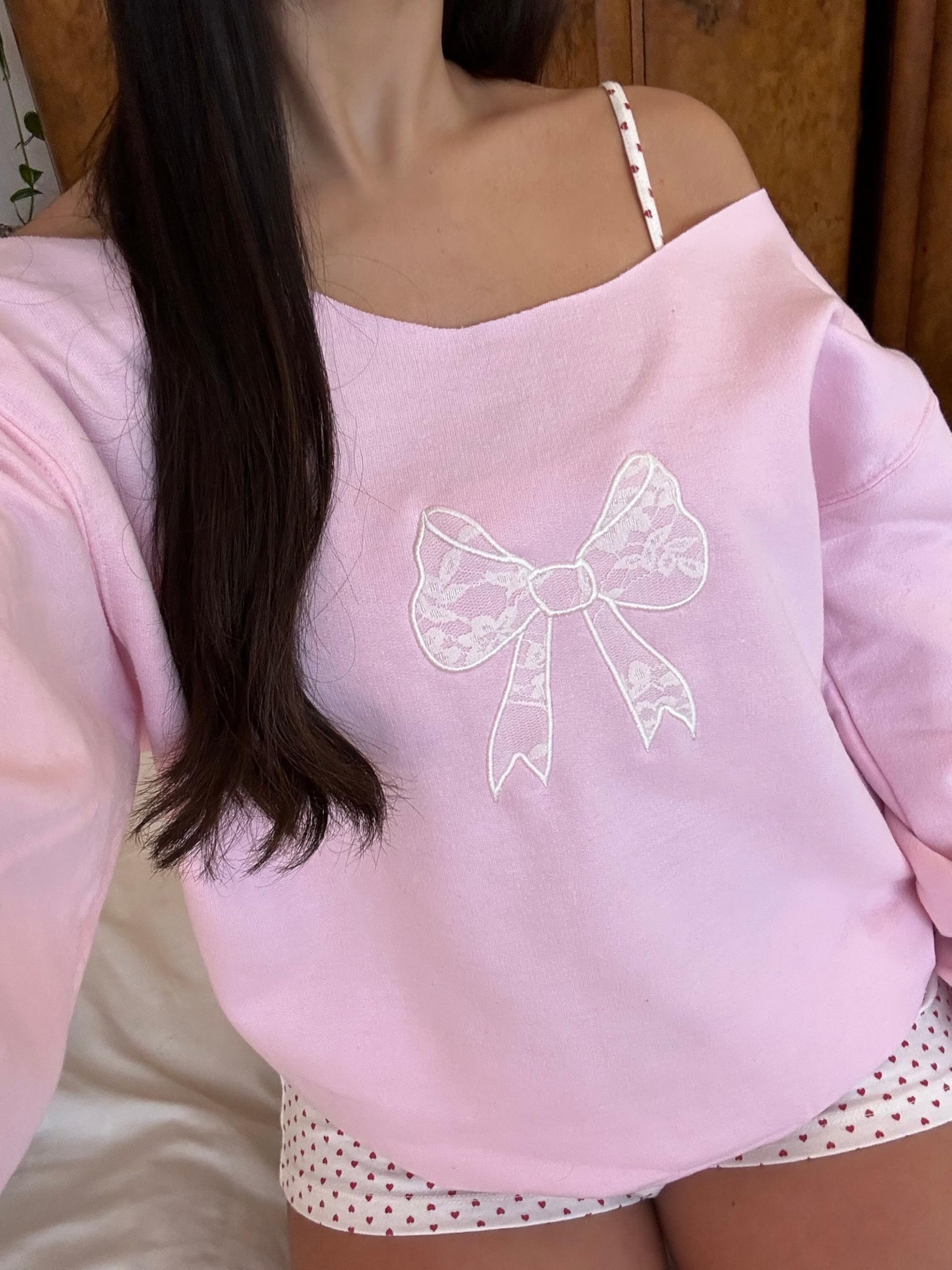 Women Y2k Off Shoulder Sweatshirt Long Sleeve Bow Print Pullover Top Vintage Graphic Sweatshirt