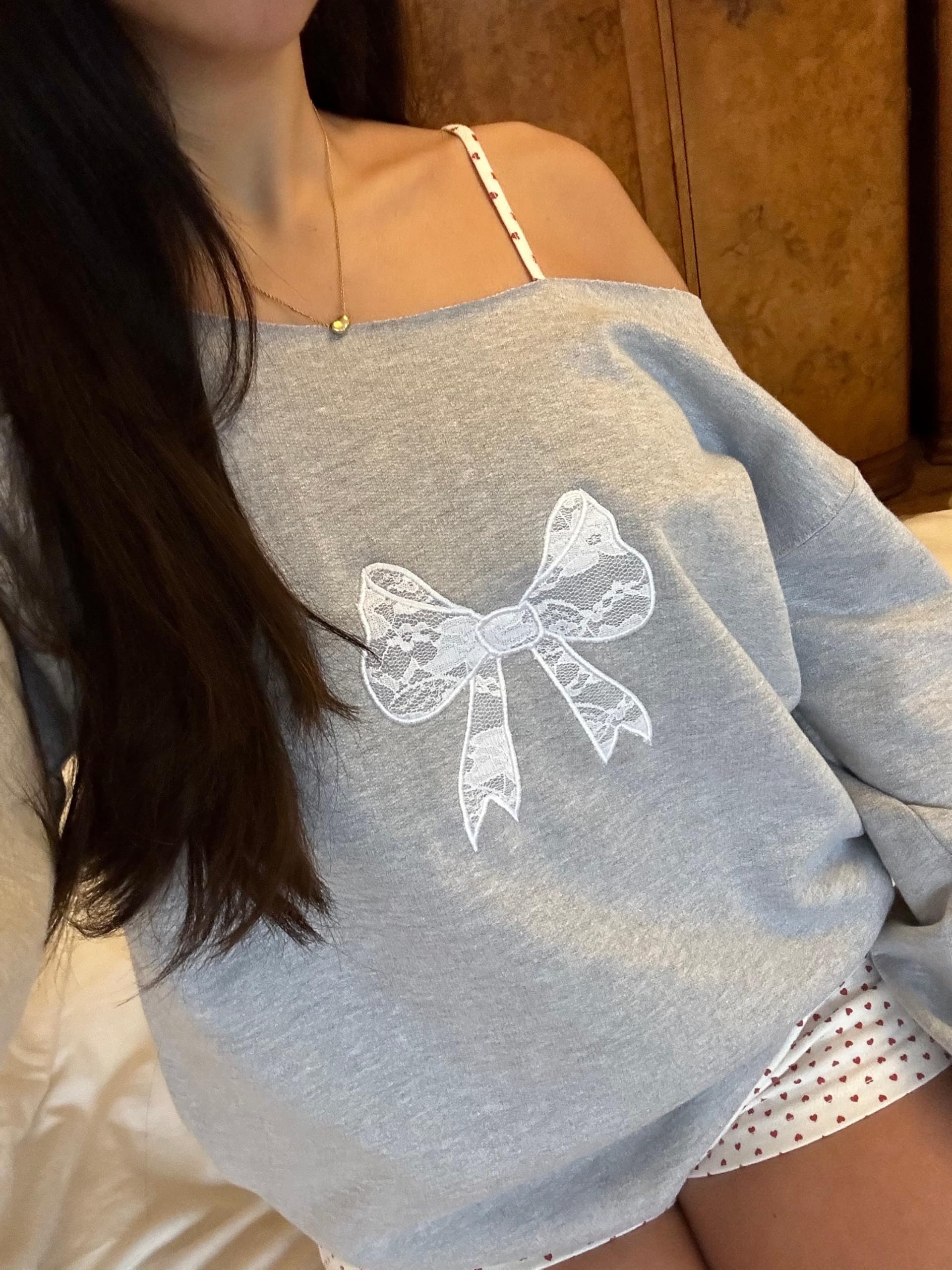 Women Y2k Off Shoulder Sweatshirt Long Sleeve Bow Print Pullover Top Vintage Graphic Sweatshirt