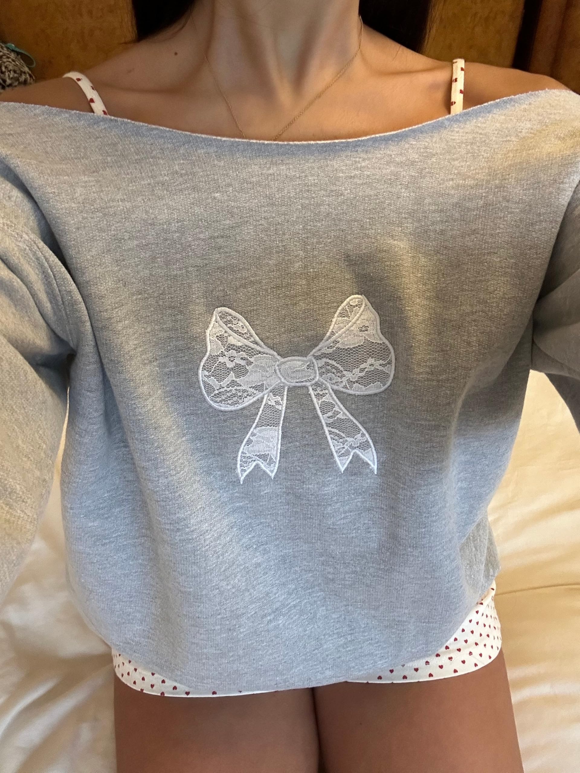 Women Y2k Off Shoulder Sweatshirt Long Sleeve Bow Print Pullover Top Vintage Graphic Sweatshirt