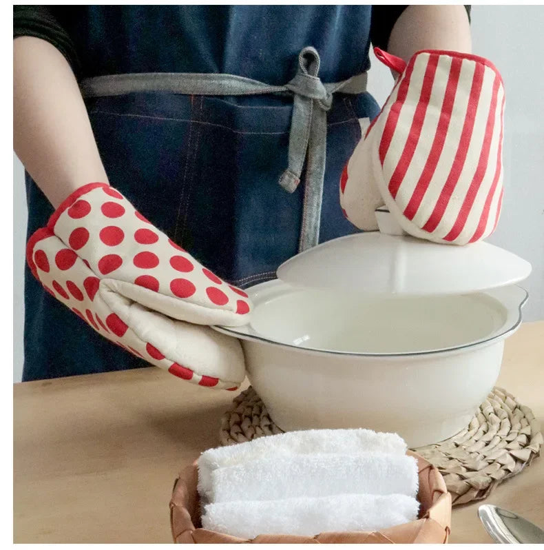 Style Polka Dot Heat-Resistant Oven Mitts for Home