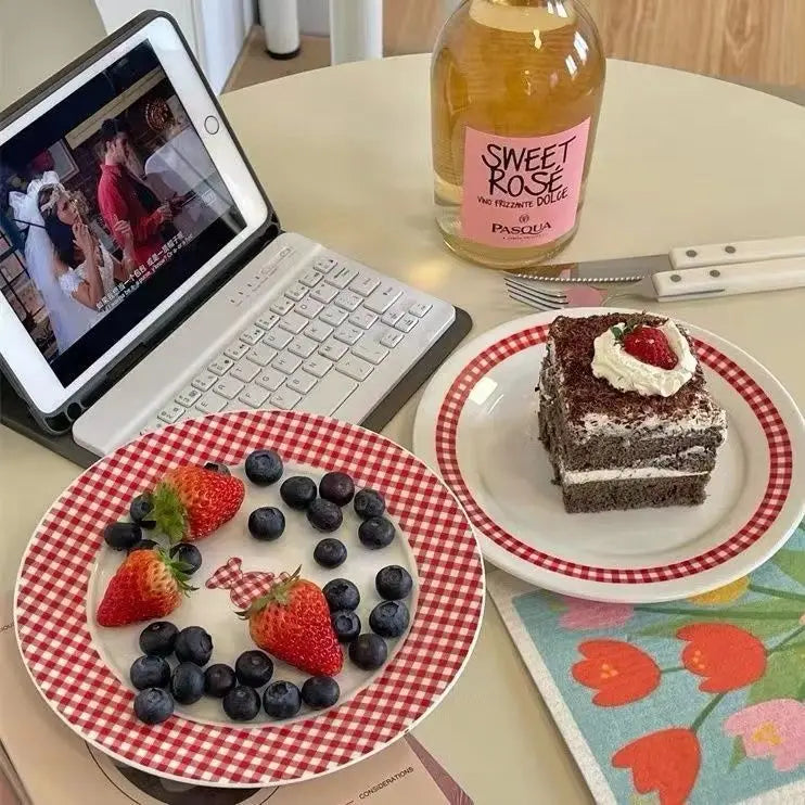 High Beauty Plate Vintage French Red Checkered Plate Cute Ceramic Round Plate