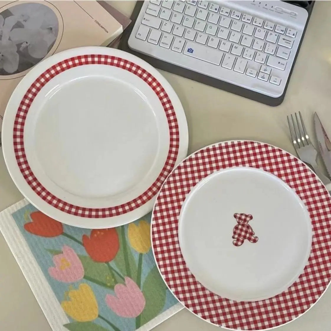 High Beauty Plate Vintage French Red Checkered Plate Cute Ceramic Round Plate