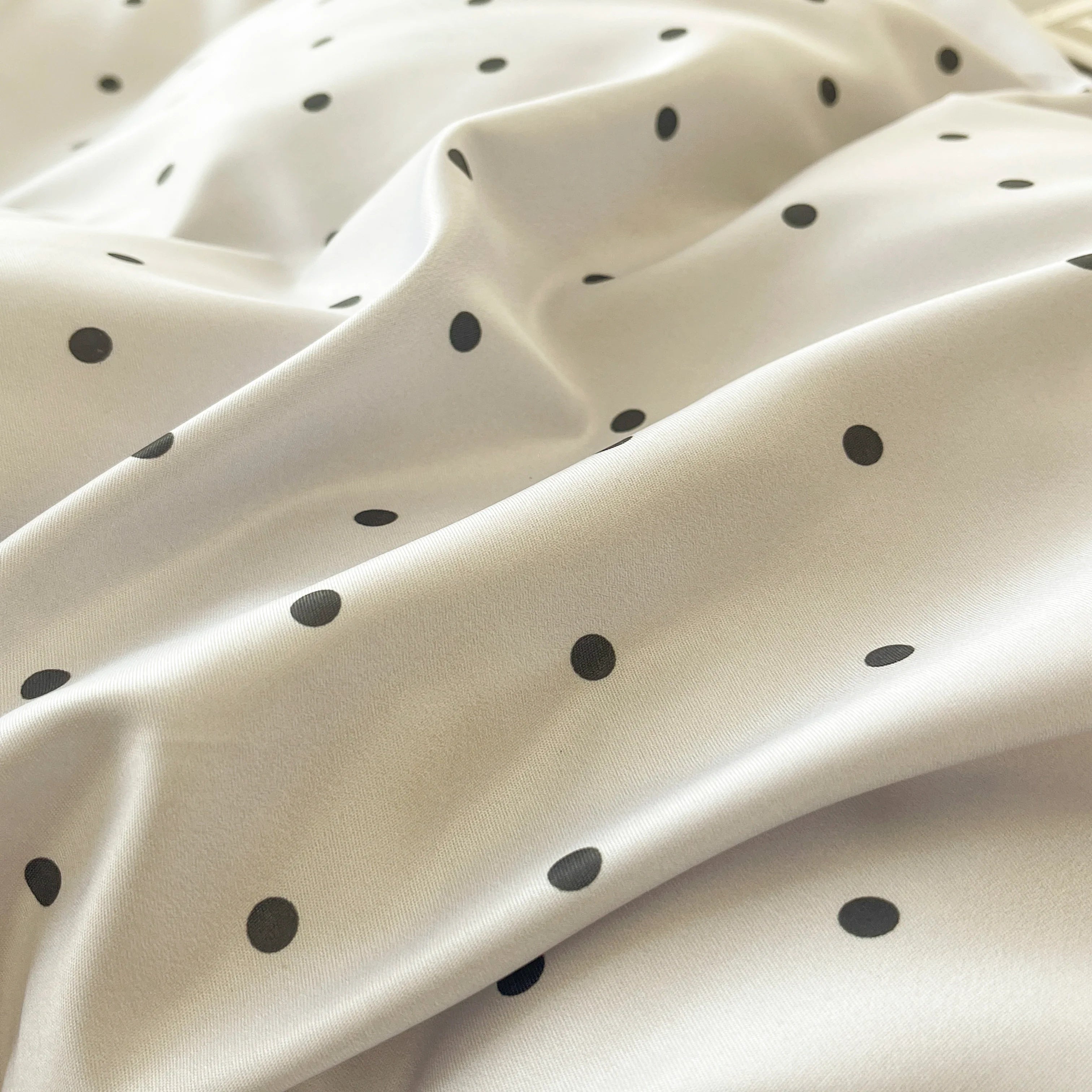 All Season Three-Piece Beige Pink Dot Printing Bedding Set 1 Duvet Cover And 2pcs Pillowcases (no padding)