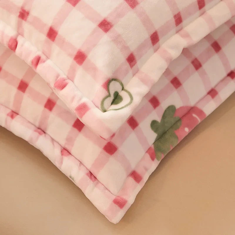 Girls Cartoon Strawberry Flannel Blanket, Warm Bedspread Sheet, Fuzzy Soft Fleece Plush Blankets for Bed Sofa Nap Shawl Blankets
