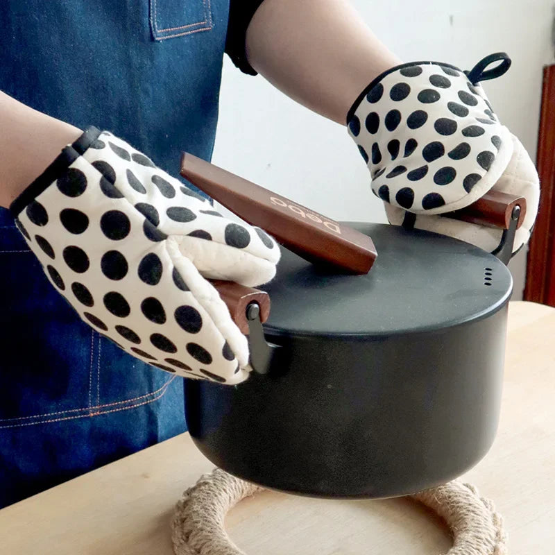 Style Polka Dot Heat-Resistant Oven Mitts for Home