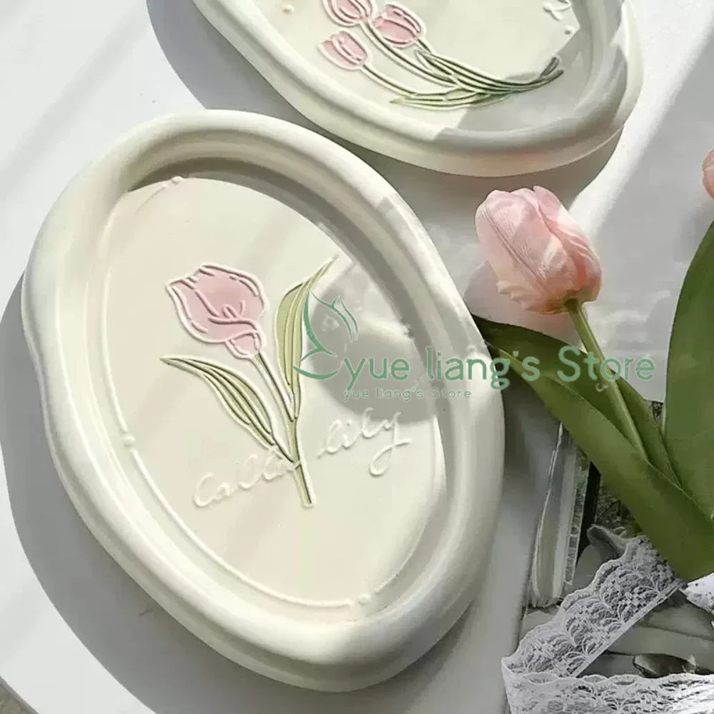 French Retro Relief Tulip Ceramic Jewelry Tray Exquisite High-value Jewelry Plate Light Luxury Dessert Plate Photo Display Dish